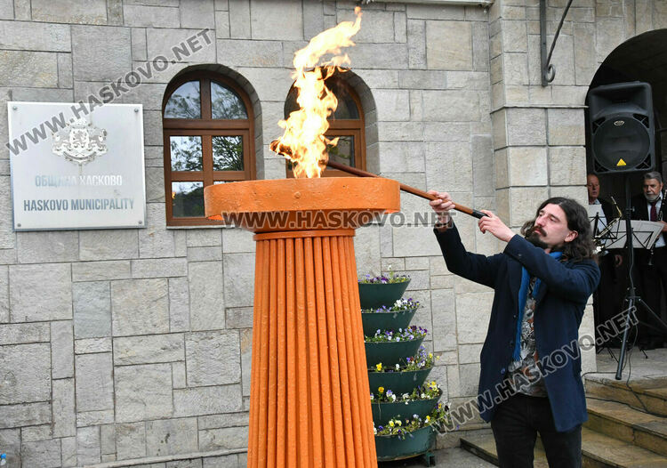 Символична щафета: Лауреатът Георги Гавраилов запали огъня на &bdquo;Южна пролет&ldquo; в Хасково