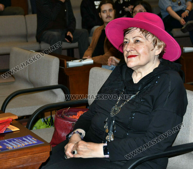 Символична щафета: Лауреатът Георги Гавраилов запали огъня на &bdquo;Южна пролет&ldquo; в Хасково