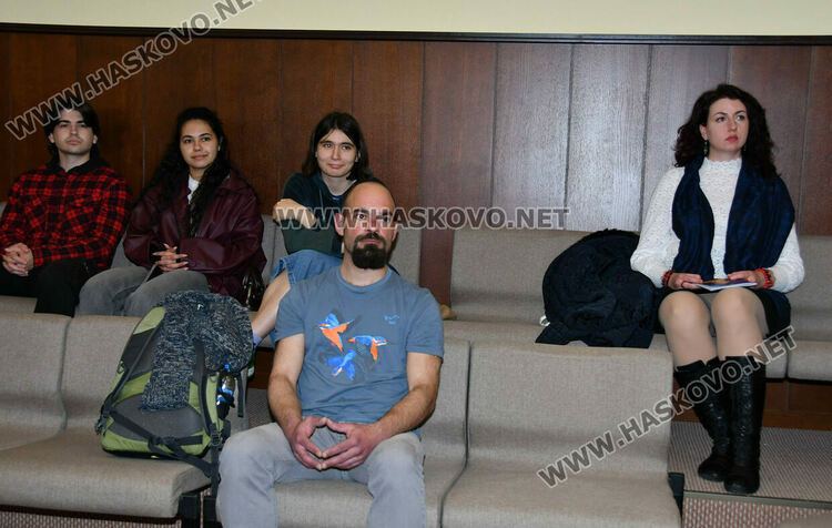 Символична щафета: Лауреатът Георги Гавраилов запали огъня на &bdquo;Южна пролет&ldquo; в Хасково