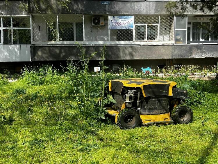 Косачка робот вече коси зелените площи в Асеновград