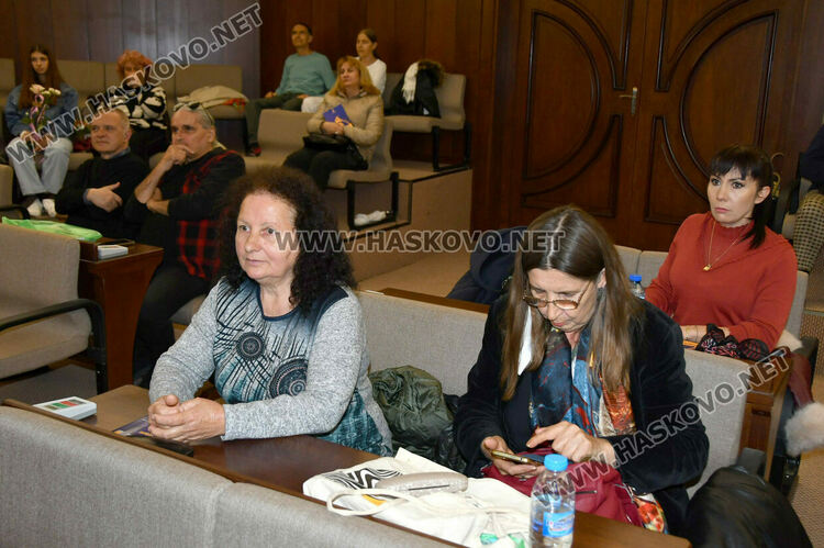 Символична щафета: Лауреатът Георги Гавраилов запали огъня на &bdquo;Южна пролет&ldquo; в Хасково