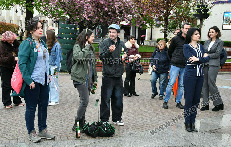 Символична щафета: Лауреатът Георги Гавраилов запали огъня на &bdquo;Южна пролет&ldquo; в Хасково