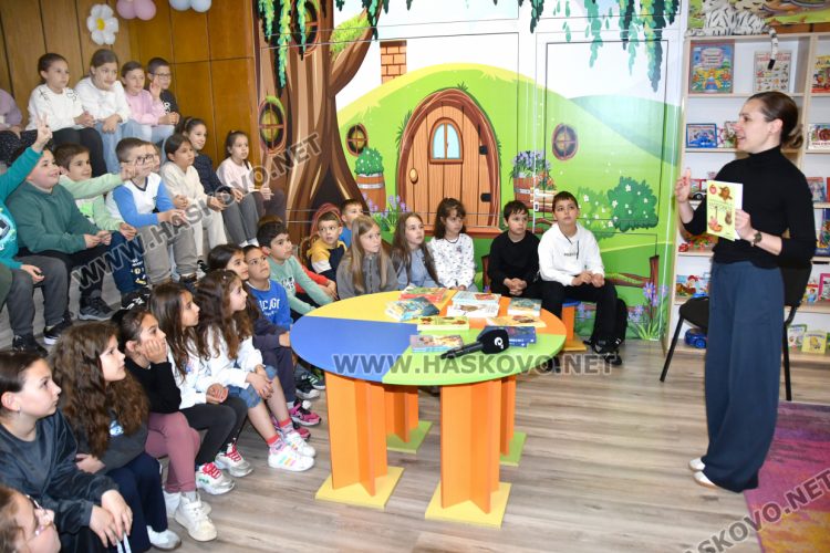 Радостина Николова представи &bdquo;Пазителите на фенера&ldquo; в Хасково