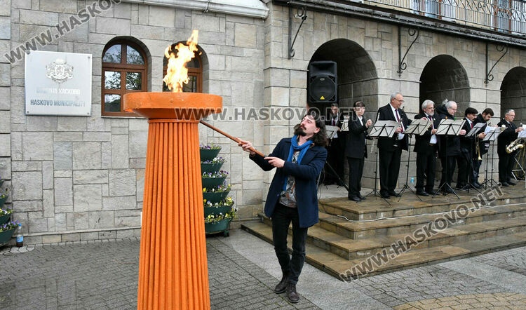 Символична щафета: Лауреатът Георги Гавраилов запали огъня на &bdquo;Южна пролет&ldquo; в Хасково
