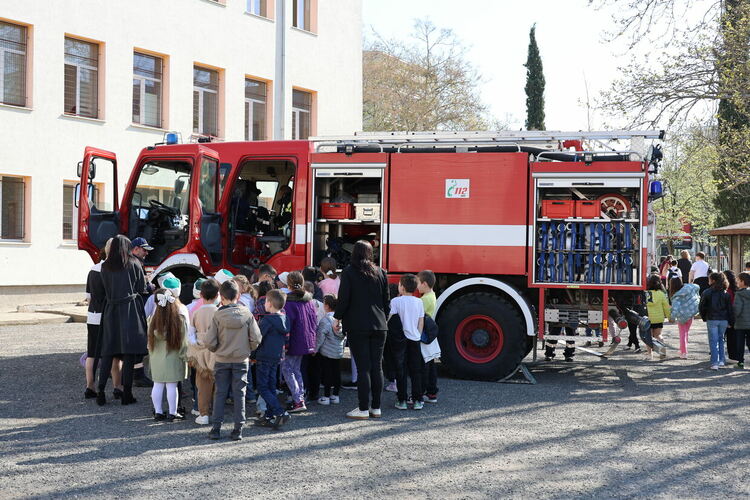 Пожарникари с акция в СУ &bdquo;Йордан Йовков&ldquo;
