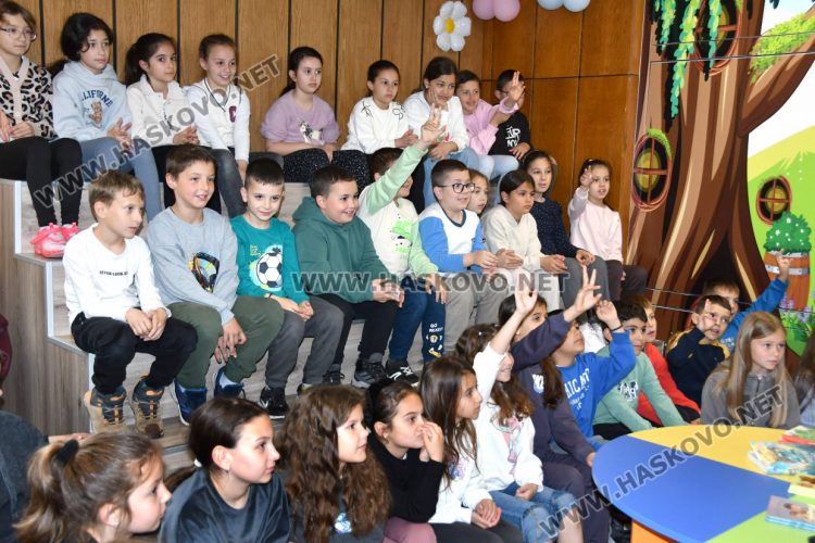 Радостина Николова представи &bdquo;Пазителите на фенера&ldquo; в Хасково