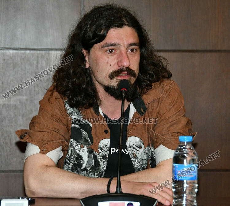 Символична щафета: Лауреатът Георги Гавраилов запали огъня на &bdquo;Южна пролет&ldquo; в Хасково