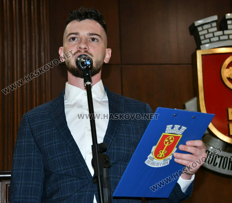 Символична щафета: Лауреатът Георги Гавраилов запали огъня на &bdquo;Южна пролет&ldquo; в Хасково