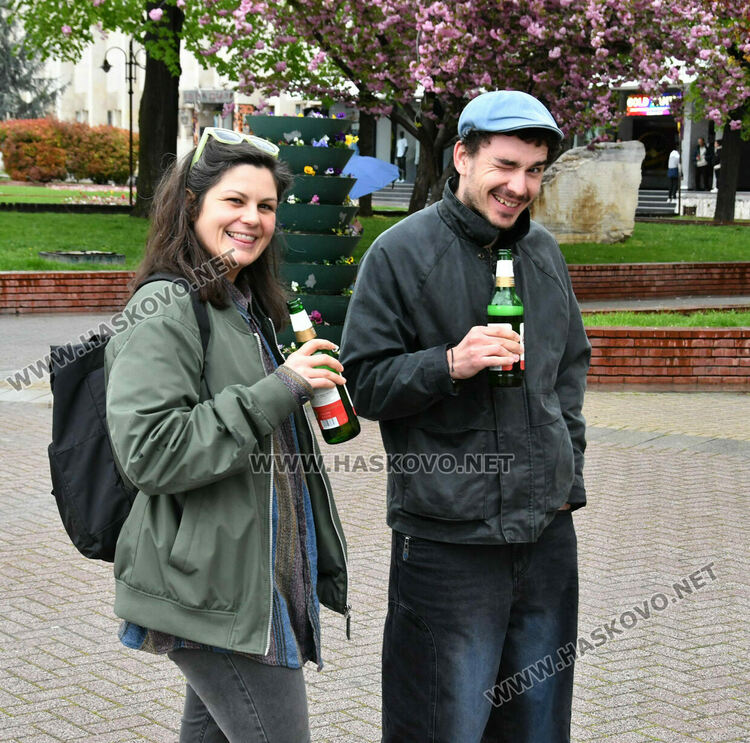 Символична щафета: Лауреатът Георги Гавраилов запали огъня на &bdquo;Южна пролет&ldquo; в Хасково