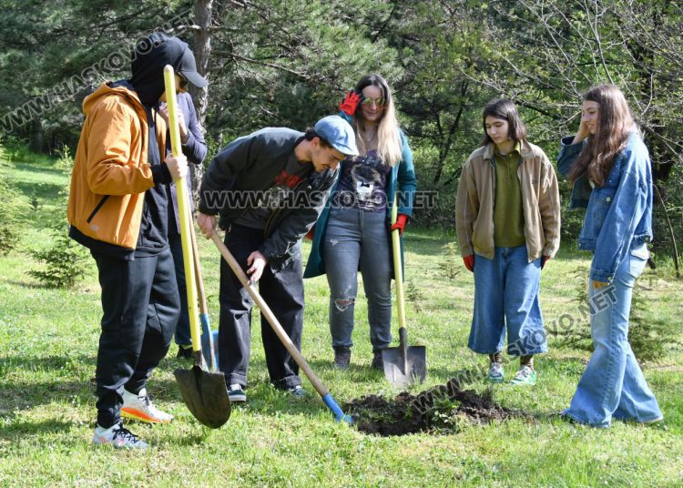 Млади лауреати от &bdquo;Южна пролет&ldquo; засадиха нов атласки кедър в алеята на талантите в Хасково