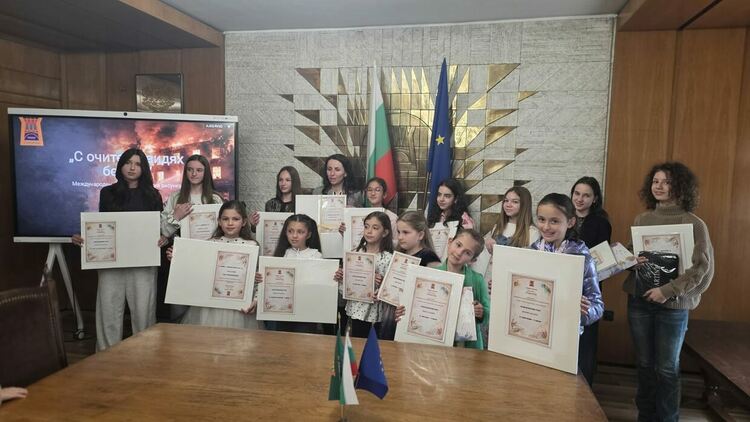 Кметът на Смолян награди победителите в общински кръг на конкурса &bdquo;С очите си видях бедата&ldquo;