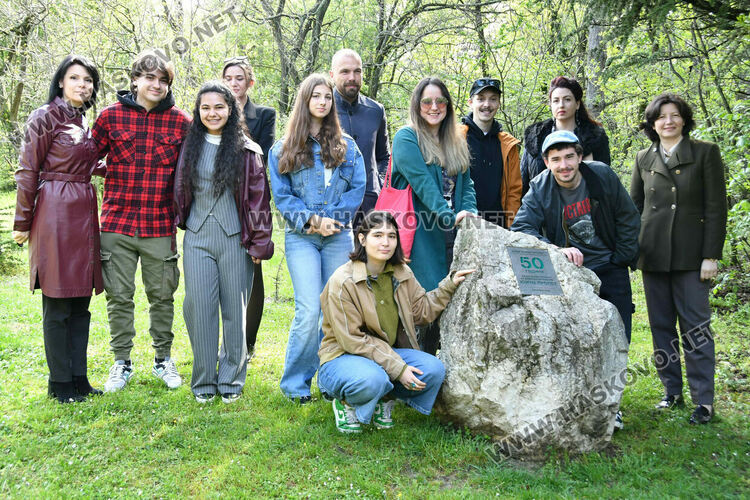 Млади лауреати от &bdquo;Южна пролет&ldquo; засадиха нов атласки кедър в алеята на талантите в Хасково