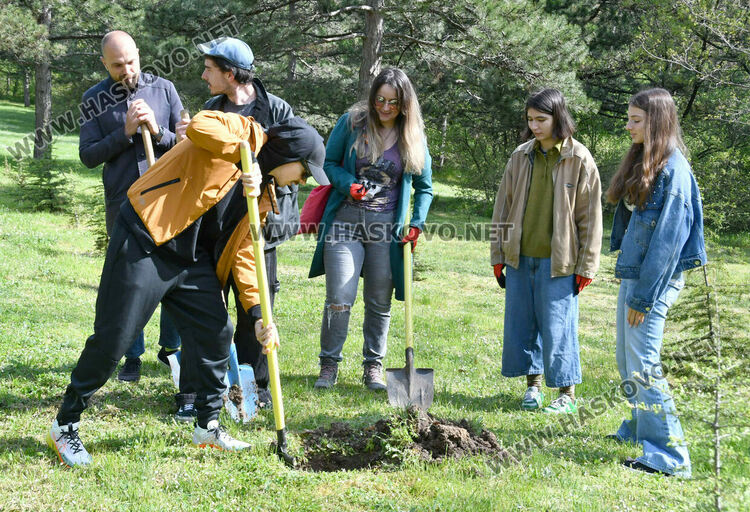 Млади лауреати от &bdquo;Южна пролет&ldquo; засадиха нов атласки кедър в алеята на талантите в Хасково