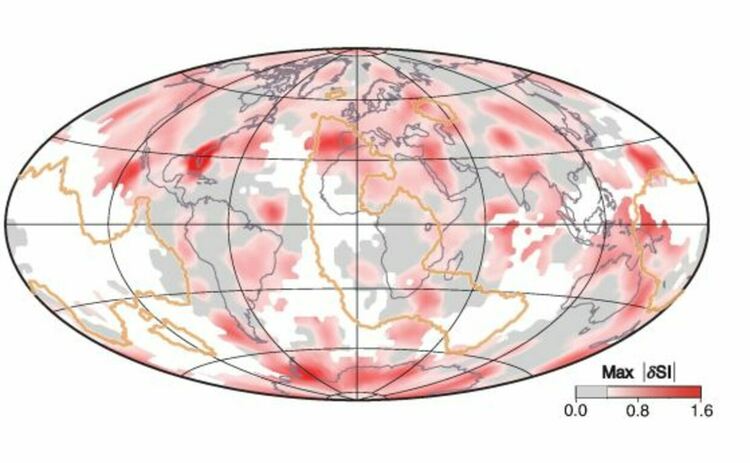 Резултати от анизотропията. Цветовата скала (легенда) показва максимумалните стойности (във всички насочени ивици) за всеки интервал (4&deg; &times; 4&deg;), линейно изглаждани между съседни точки от данни. Сивите цветове представляват D &Prime; региони с cMax.