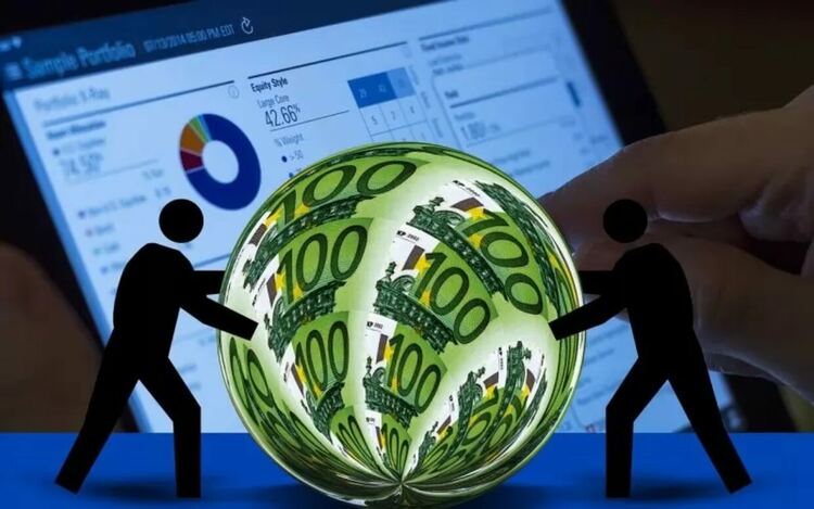 Организации като Oxfam настояват за по-високи данъци върху свръхбогатите, като предупреждават, че богатството им често се превръща и в политическо влияние.