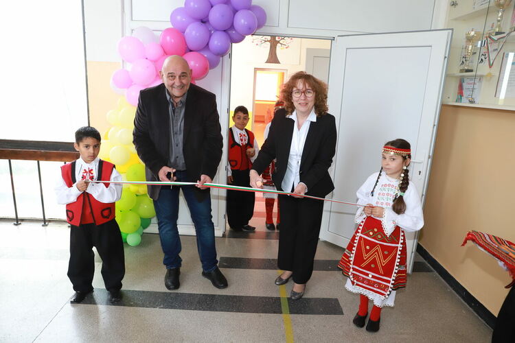 В ОУ &bdquo;Любен Каравелов&ldquo; в Узунджово откриха нов STEM център за над 250 000 лева