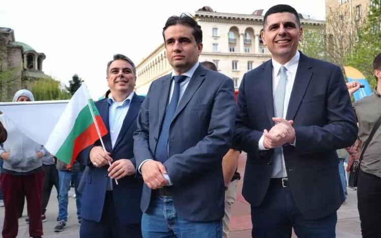 Председателят на &bdquo;Продължаваме Промяната&ldquo; Асен Василев и съпредседателите на &bdquo;Да, България&ldquo; Божидар Божанов и Ивайло Мирчев.