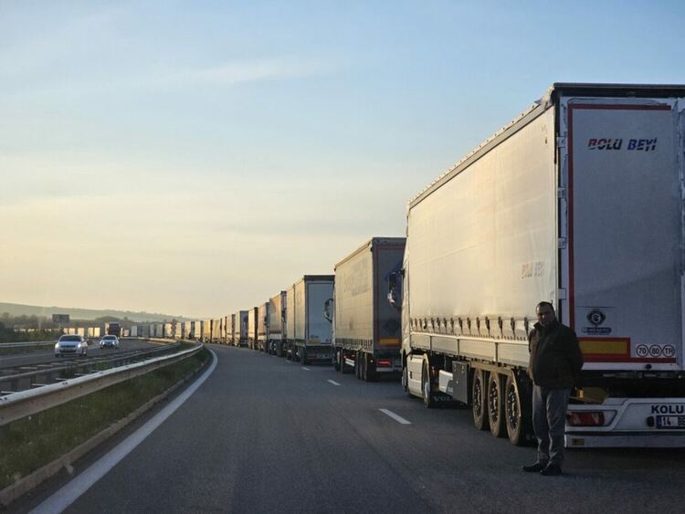 Близо 20 км е опашката от тирове в посока &bdquo;Капитан Андреево&ldquo; между Любимец и Свиленград