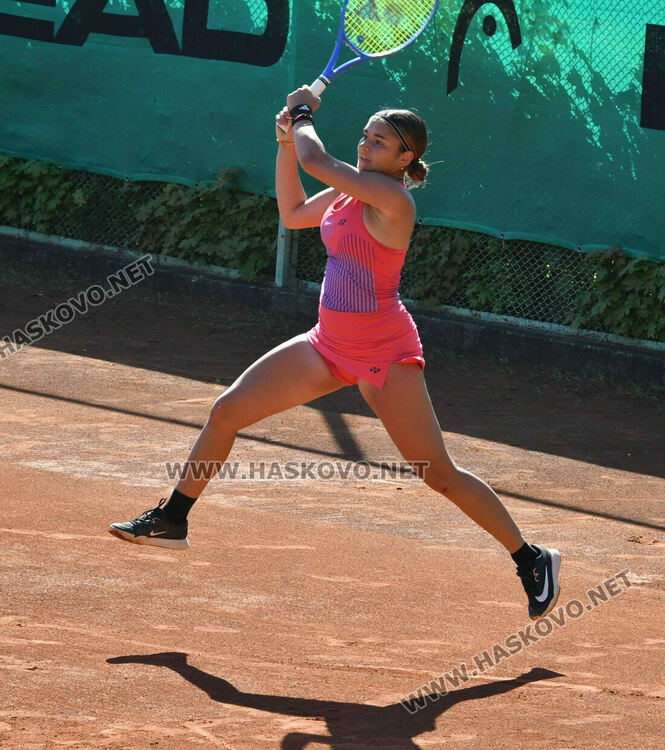 Диаз спечели испанския финал на тенис турнира в Хасково. Украинка триумфира при девойките