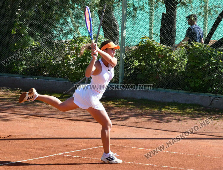 Диаз спечели испанския финал на тенис турнира в Хасково. Украинка триумфира при девойките