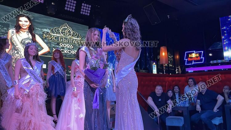 Таня Георгиева получи короната от миналогодишната носителка Яница Борисова