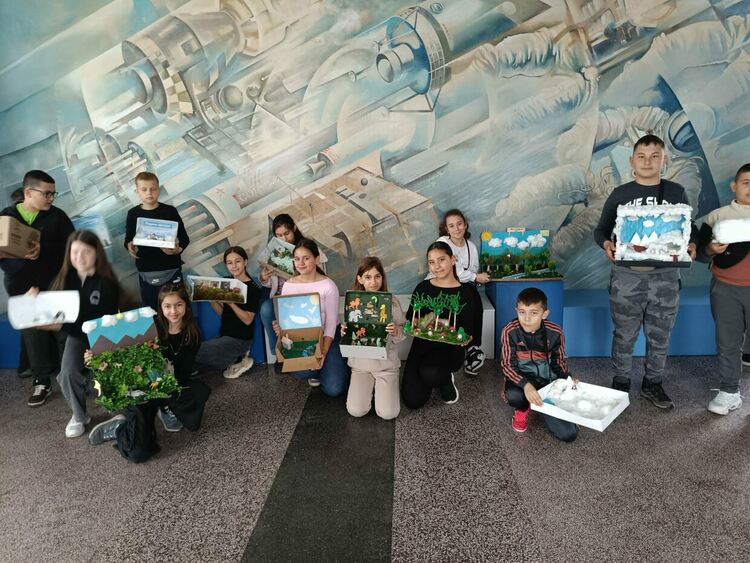Петокласници от &bdquo;Славейков&ldquo; подредиха изложба с макети за природните зони на планетата