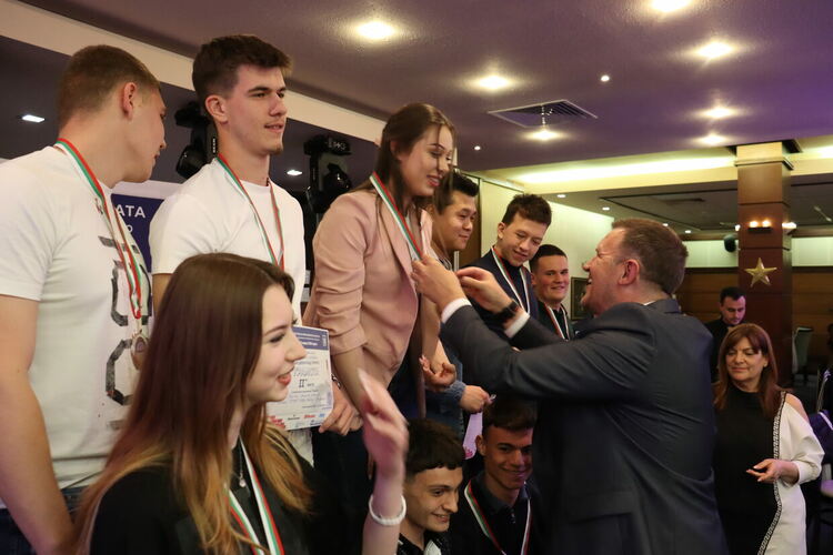 Геодезистите на &bdquo;царската гимназия&ldquo; са № 1 в страната