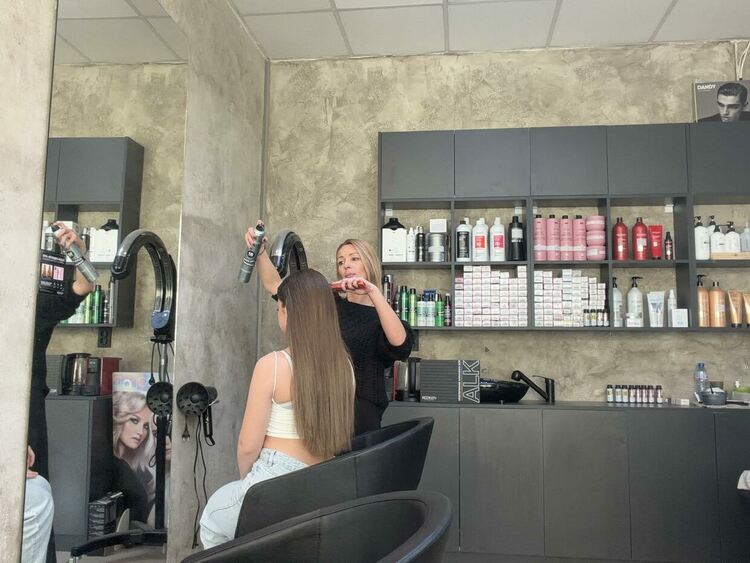 Официален фризьор - Ангелина Михайлова