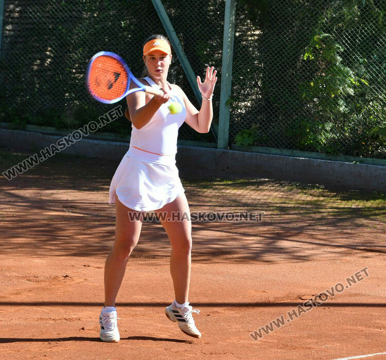 Полина Склиар триумфира в турнира за девойки