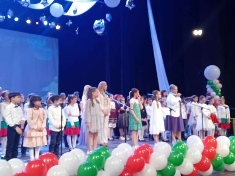 С голям концерт-спектакъл ОУ &bdquo;Юрий Гагарин&ldquo; - Смолян отпразнува 145 години от създаването си 