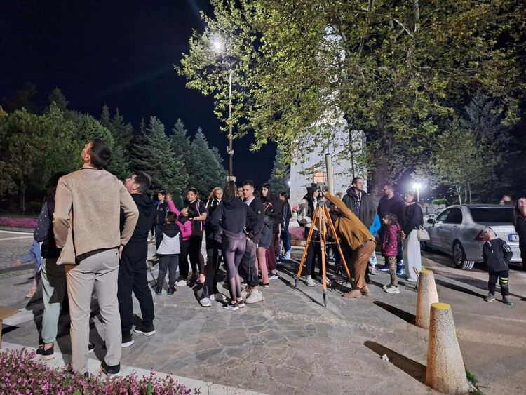Стотици хасковлии наблюдаваха космически тела в Световния ден на астрономията