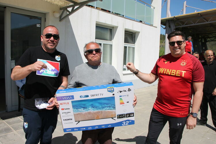 Късмет на стадиона в Черноочене: медик от Кърджали спечели 32-инчов телевизор от томбола