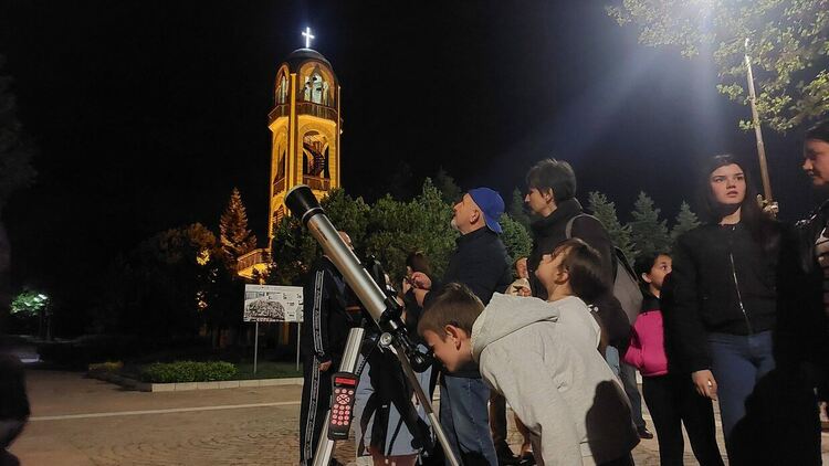 Стотици хасковлии наблюдаваха космически тела в Световния ден на астрономията