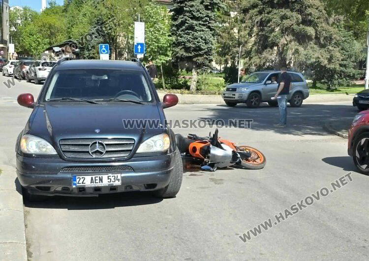 Водач на &bdquo;Мерцедес&ldquo; блъсна мотористка в Хасково