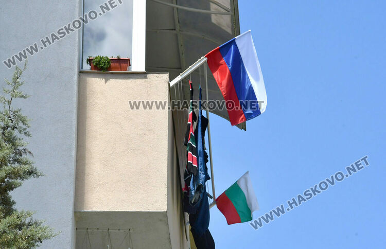 Руско знаме до българския трибагреник в квартал &bdquo;Бадема&ldquo; предизвика коментари в Хасково