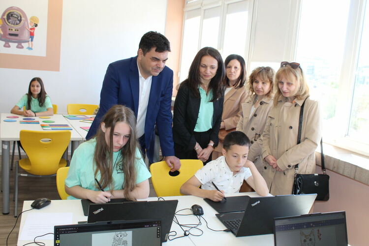 На патронния си празник Славейковци се сдобиха и със STEM център