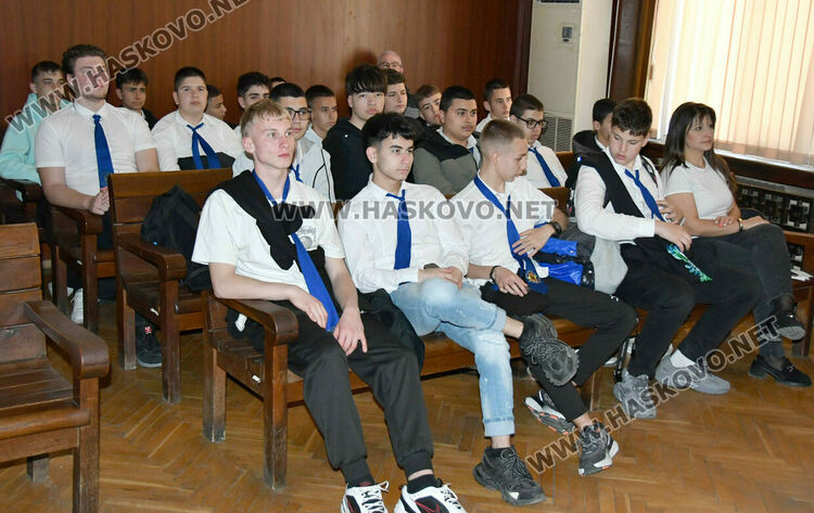 Ученици се запознаха с начина на действие на единния спешен номер 112