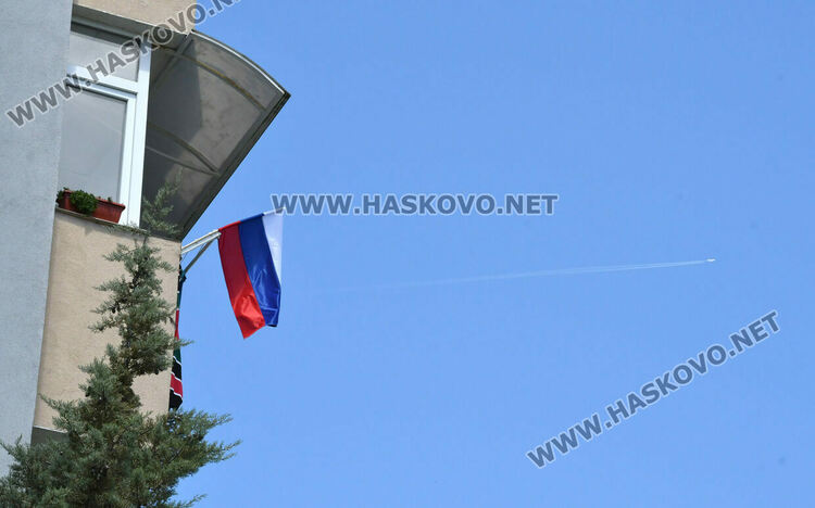 Руско знаме до българския трибагреник в квартал &bdquo;Бадема&ldquo; предизвика коментари в Хасково