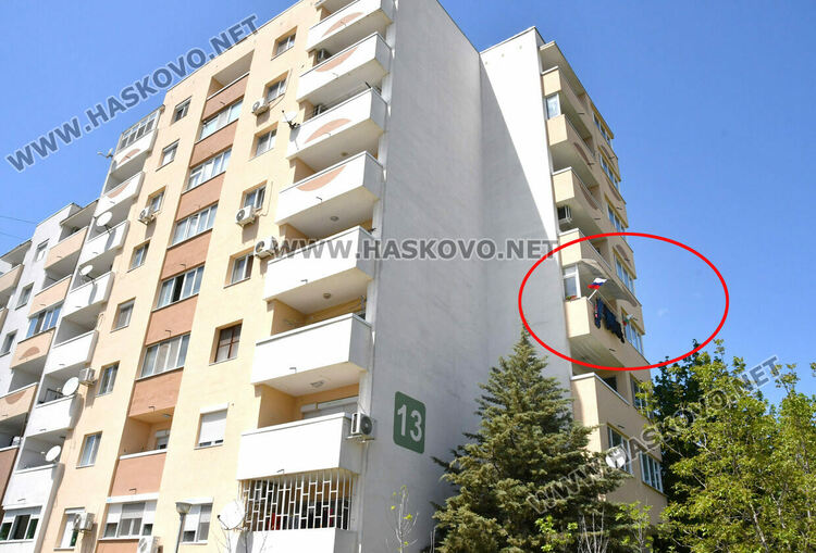 Руско знаме до българския трибагреник в квартал &bdquo;Бадема&ldquo; предизвика коментари в Хасково