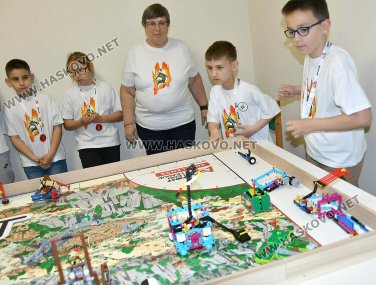 Хасковски таланти от школата &bdquo;Вале&ldquo; покориха националния връх в състезание по роботика