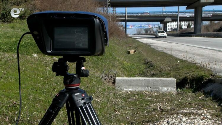 18-годишен джигит остана без книжка  заради шофиране с 138км/ч. в кв.Устово. Спряха от движение и колата на баща му