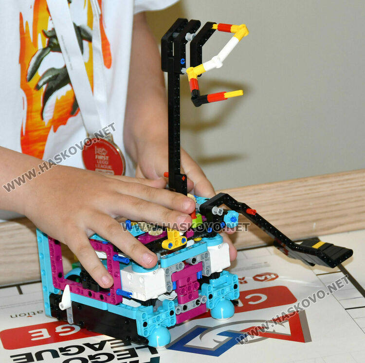 Хасковски таланти от школата &bdquo;Вале&ldquo; покориха националния връх в състезание по роботика