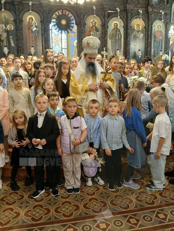 Патриарх Данаил награди дете от Кърджали за участие в национален конкурс