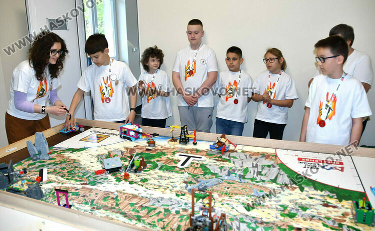 Хасковски таланти от школата &bdquo;Вале&ldquo; покориха националния връх в състезание по роботика