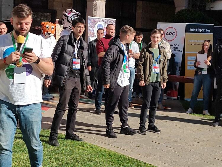 Ученици от ФСГ-Хасково за пореден път сред най-добрите на национално състезание по програмиране