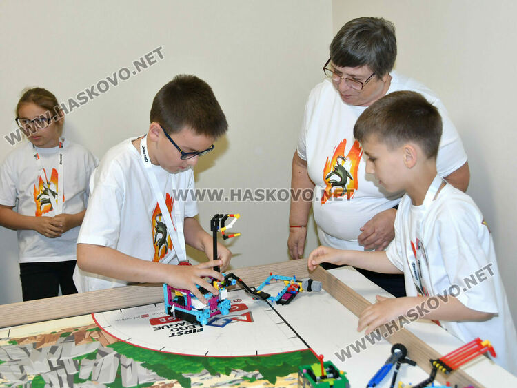 Хасковски таланти от школата &bdquo;Вале&ldquo; покориха националния връх в състезание по роботика
