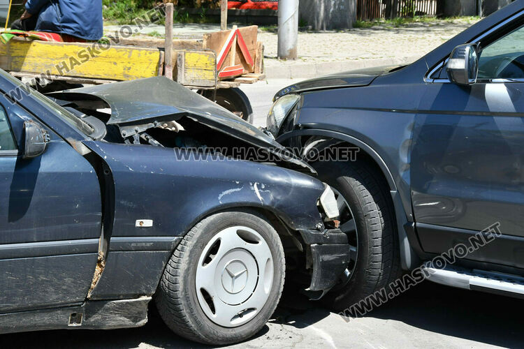 &bdquo;Мерцедес&ldquo; удари джип &bdquo;Хонда&ldquo; на кръстовището до Цигарената фабрика в Хасково