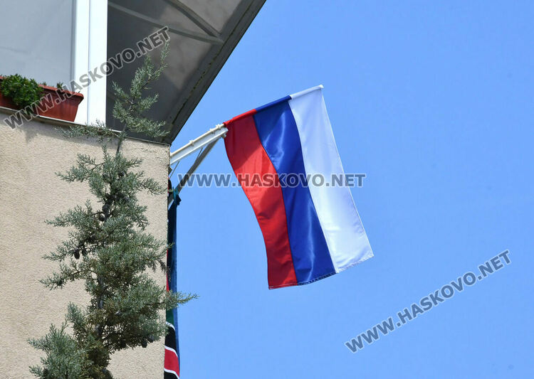 Руско знаме до българския трибагреник в квартал &bdquo;Бадема&ldquo; предизвика коментари в Хасково