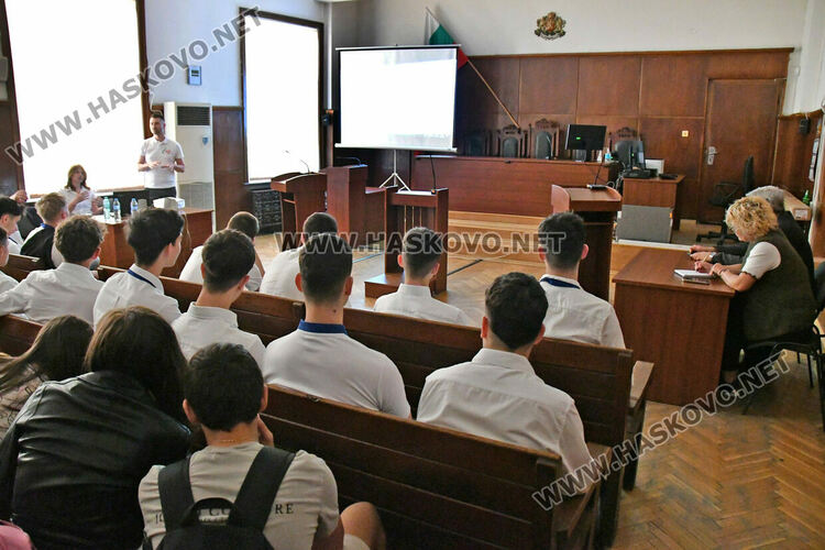 Ученици се запознаха с начина на действие на единния спешен номер 112