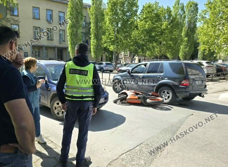 Водач на &bdquo;Мерцедес&ldquo; блъсна мотористка в Хасково